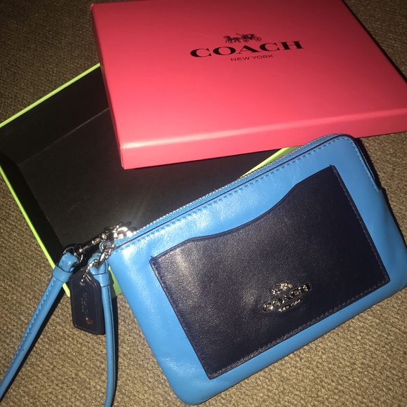 Coach Handbags - Coach Wristlet